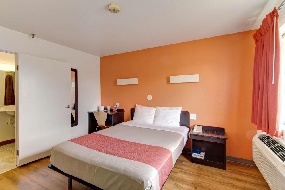 Queen Room - Non-Smoking interior